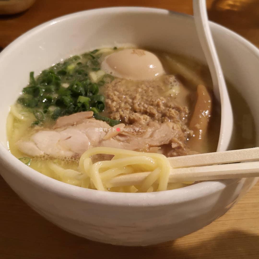 池袋で鶏ラーメンと言えば、東口の鶏の穴！月限定も